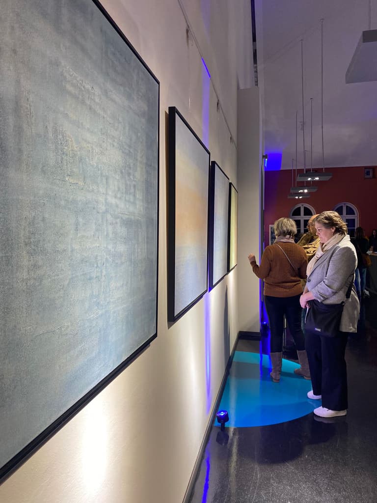 Zahra Hasson-Taheri bei einer Ausstellung