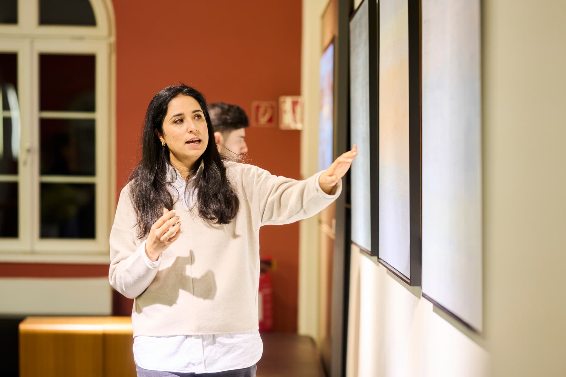 Besucher*innen betrachten Kunstwerke