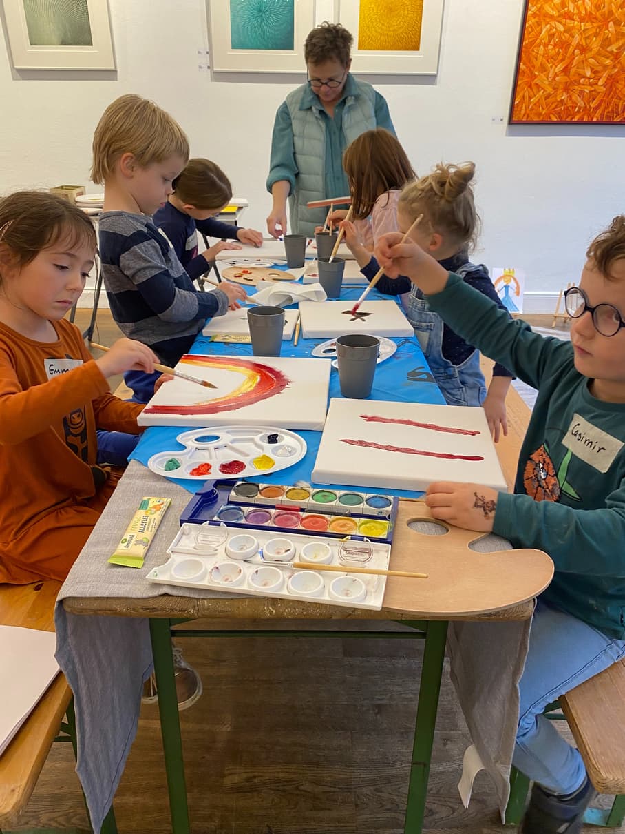 Kinder beim Malen im Workshop