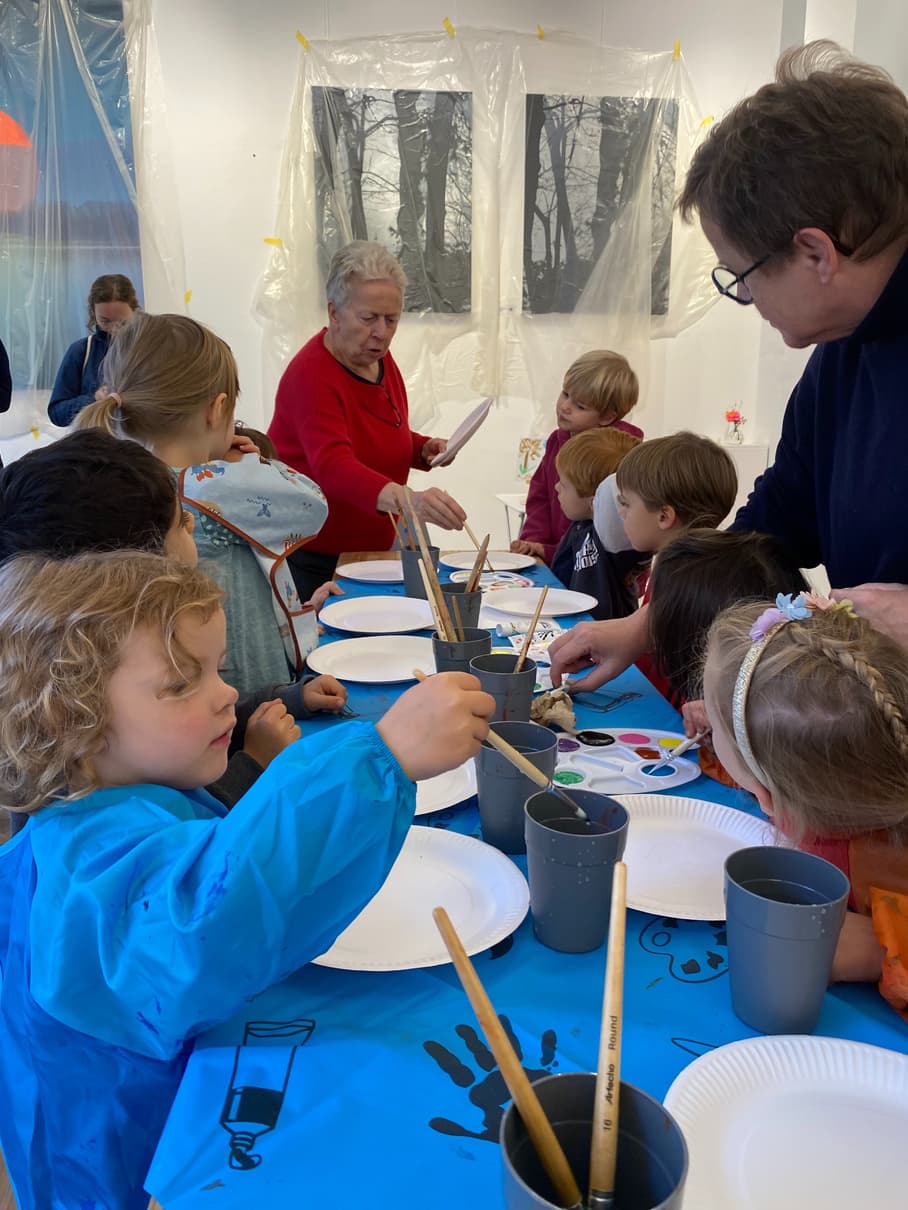 Kinder bei der kreativen Arbeit