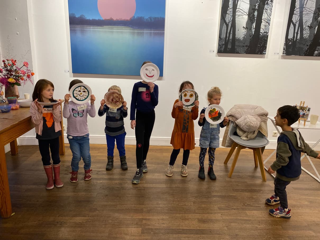 Kinder präsentieren ihre Kunstwerke