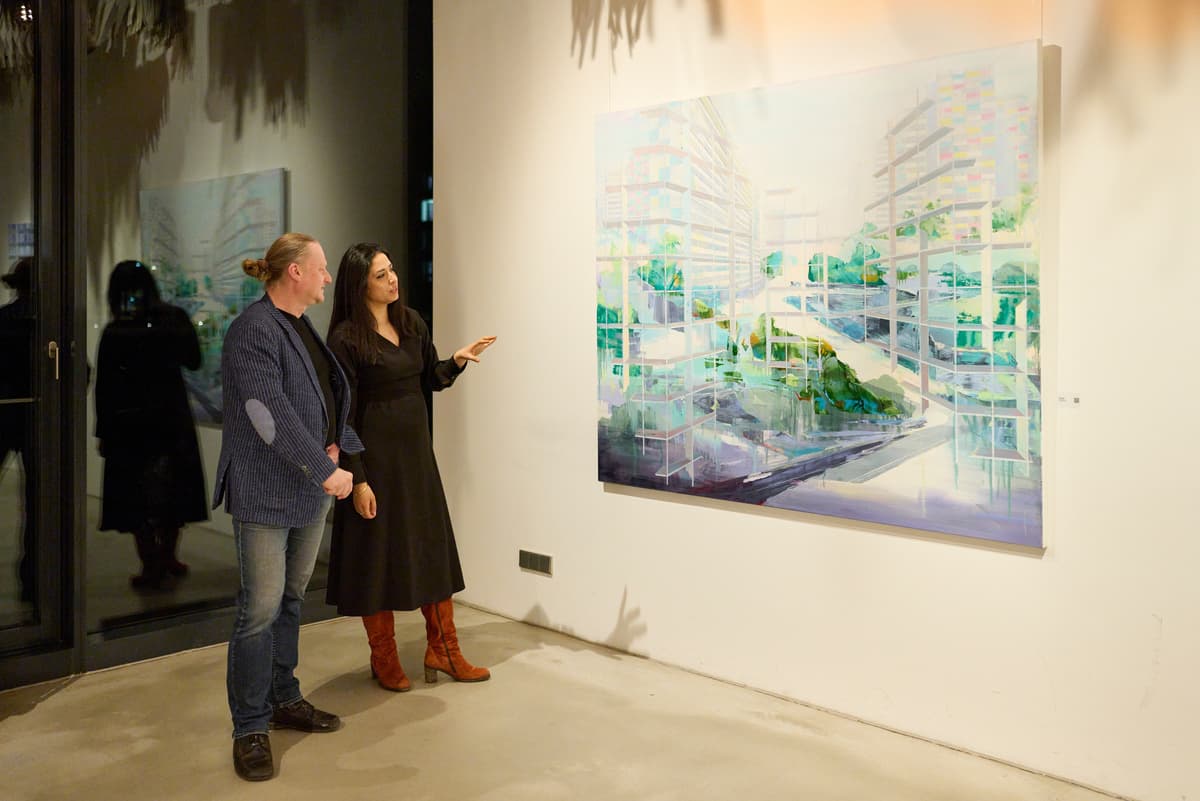 Besucher*in betrachtet Kunstwerk